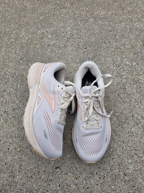 Brooks Adrenaline 23  Light Pink/Beige Sneaker Women 9.5